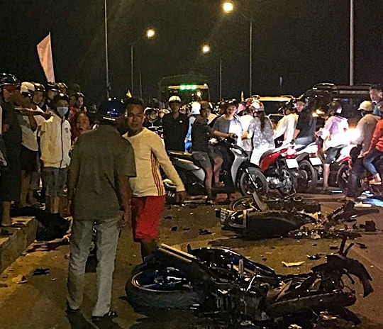 Xe máy tông nhau trên cầu, 2 người thiệt mạng