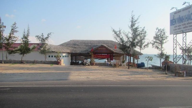 Nhà hàng ở Bình Thuận lấn biển vi phạm hành lang quốc lộ