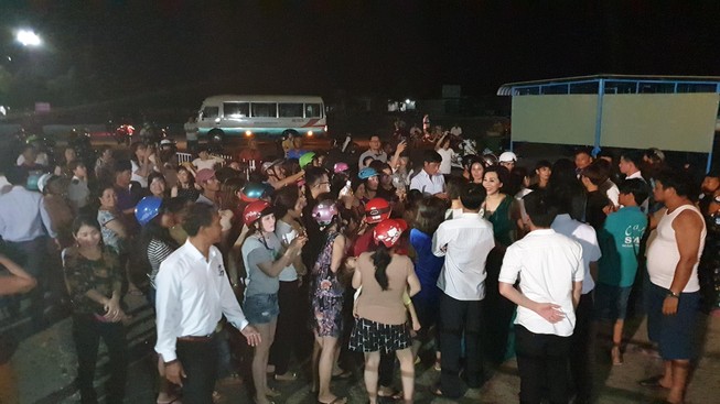 Nguyễn Cao Kỳ Duyên hát bằng loa kẹo kéo khi bị huỷ diễn