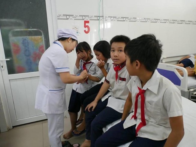 30 học sinh tiểu học nhập viện nghi bị ngộ độc sữa