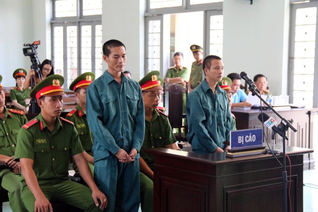 28 năm tù cho 2 người đốt 4 ô tô của cảnh sát