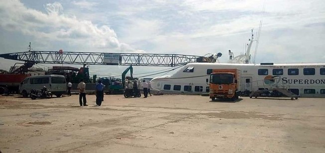 Cần cẩu sập, đè tàu cao tốc Superdong mới đóng 2 triệu USD