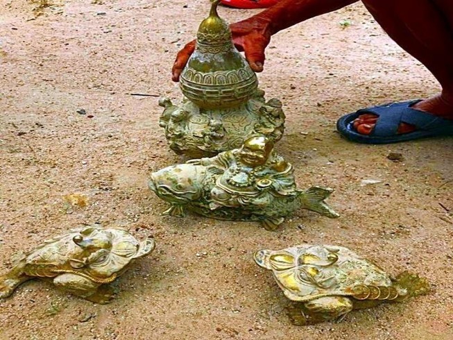 'Kho báu’ nhiều 'cổ vật' hoàn toàn không có giá trị