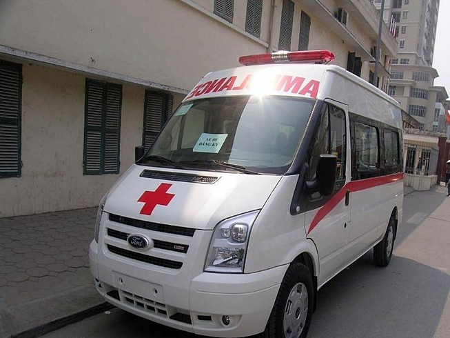 Xe cứu thương bỏ bệnh nhân giữa đường để đi đăng kiểm