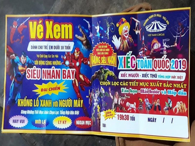 Cá sấu rơi xuống sân khấu, khán giả tháo chạy tán loạn