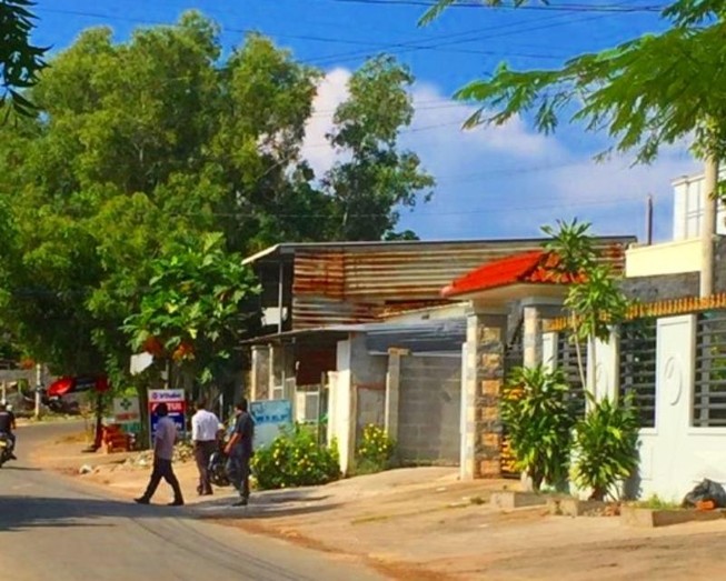 Du khách Nga chết trong phòng trọ ở Phan Thiết có vết đâm ở cổ