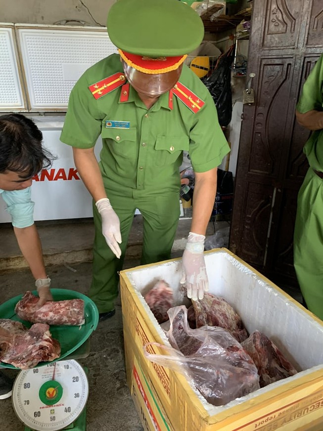 Ớn lạnh: Biến thịt heo nái ôi, nhớt thành thịt 'bò tươi'
