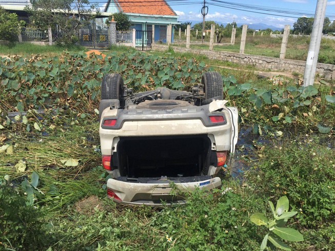 Cứu sống 5 người trong ô tô lao xuống hồ sen