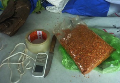 Hai anh em ruột mang ớt bột, dao đi cướp