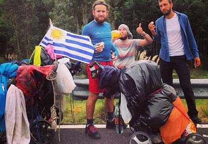 Đi bộ gần 2.000 km đến Brazil để cổ vũ World Cup