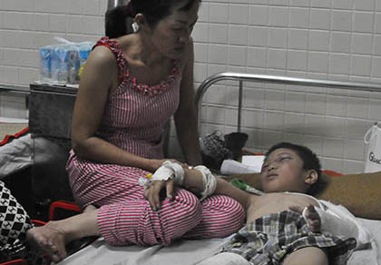 Chuyển viện cho bé trai 6 tuổi bị cha dượng bạo hành
