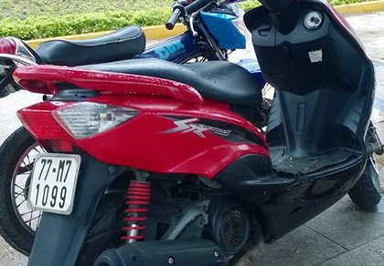 Xe tay ga vắng chủ trên vỉa hè công viên