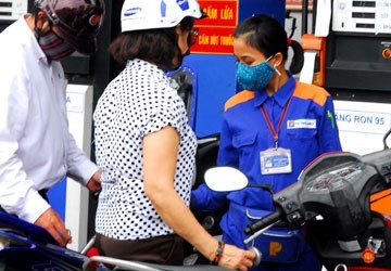 12 lần giảm giá liên tục, giá xăng chỉ còn 17.800 đồng/lít