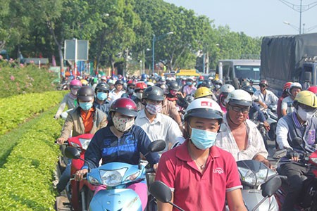 Người Sài Gòn toát mồ hôi đến chỗ làm sau kỳ nghỉ lễ