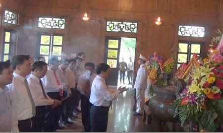 Kỷ niệm 125 năm ngày sinh Bác Hồ: Dâng hương, dâng hoa tại Khu di tích Kim Liên