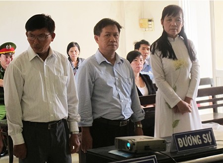 Lại hoãn phiên tòa vụ cô giáo kiện hiệu trưởng trù dập