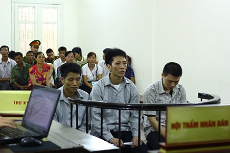 Cầm kiếm chém người, chủ quán cà phê lãnh án