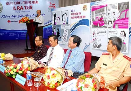 Hôm nay, À RA THẾ tái xuất