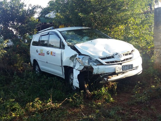 Taxi tông xe máy, 3 người thương vong