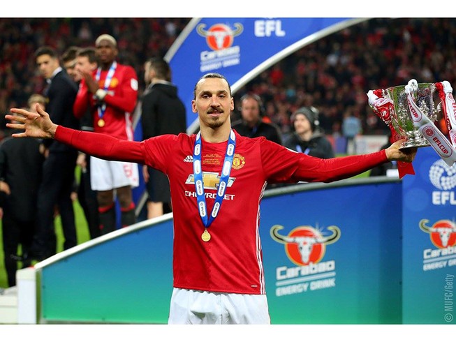 Ibra hóa vị vua, Pogba đóng vai siêu nhân Gao ôm cúp