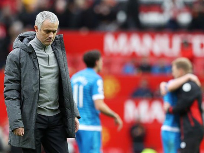 Vướng lời nguyền, MU cần buông Premier League?
