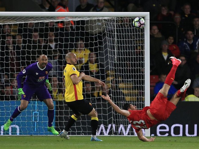 Siêu phẩm 'xe đạp chổng ngược',Liverpool xây chắc top 4