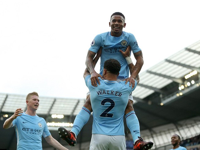 Man City hủy diệt Stoke, Chelsea thua sốc đội cuối bảng
