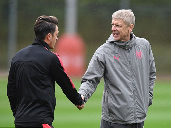 Sao Arsenal cầu cứu… MU