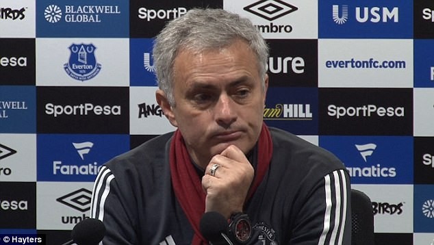 Mourinho thẳng thừng chỉ trích huyền thoại MU