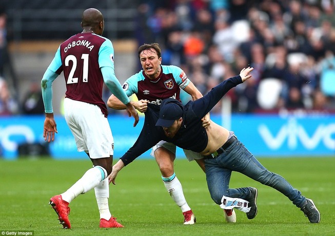 Toàn cảnh vụ Fan WestHam tràn xuống SVĐ London làm loạn