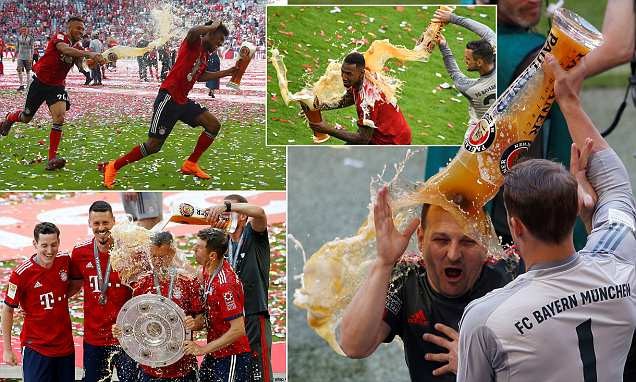 Thua tủi hổ, Bayern Munich vẫn tắm bia mừng vô địch Bundesliga