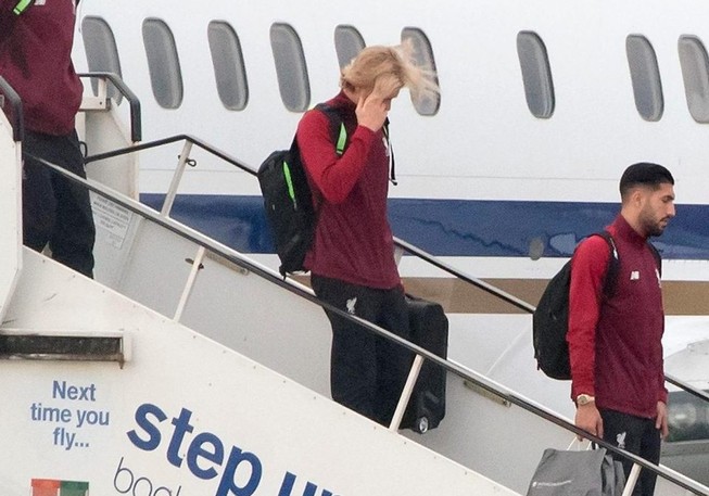 Cầu thủ Liverpool buồn bã, Karius che mặt bước xuống máy bay