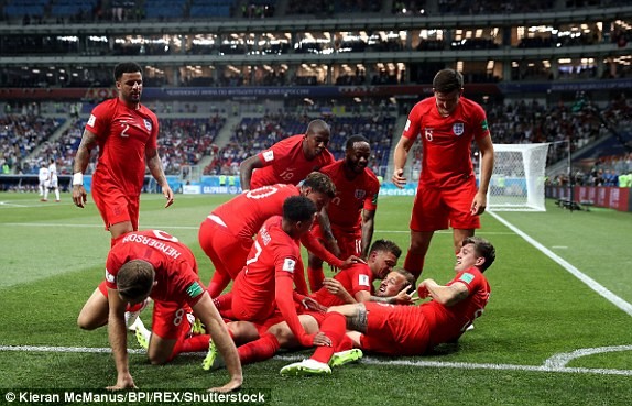 Harry Kane lập 'cú đúp’, tuyển Anh bùng nổ phút bù giờ