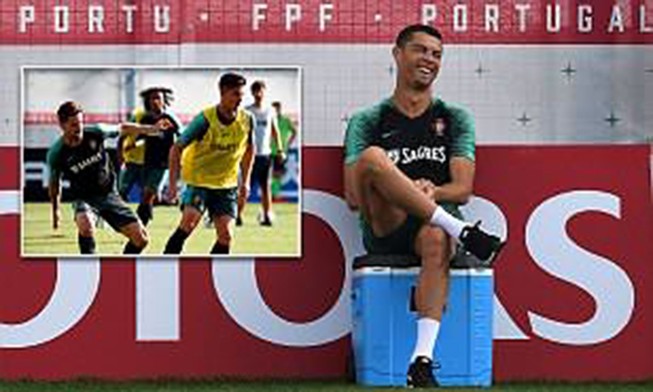 Ronaldo đùa giỡn trên sân tập trước thất bại của Messi