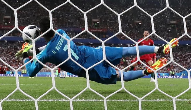 Ronaldo đá hỏng phạt đền vì bị Harry Kane ám ảnh