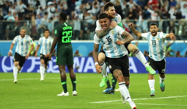 Messi lập siêu phẩm, Rojo hóa người hùng giải cứu Argentina