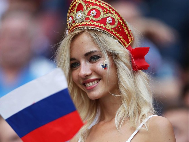 Hot girl khai mạc World Cup hứa khỏa thân nếu Nga vô địch