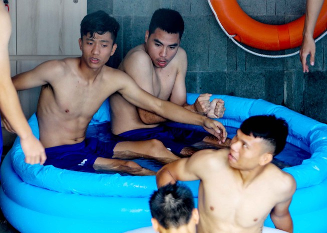 Olympic Việt Nam tập luyện ở hai nơi, ngâm nước đá hồi phục