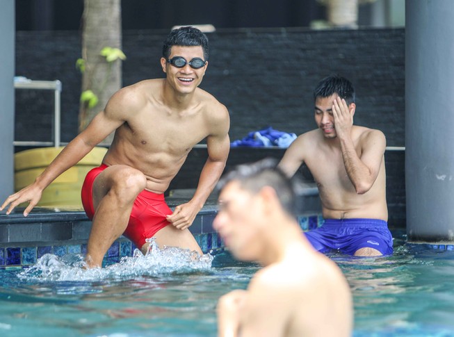Gạt nỗi buồn, Olympic Việt Nam lấy lại niềm vui trong hồ bơi