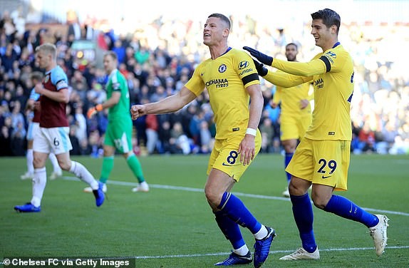 Arsenal đứt mạch thắng vì penalty, Chelsea thắng lớn