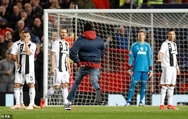 Sân Old Trafford hoảng hồn vì cây súng… đồ chơi
