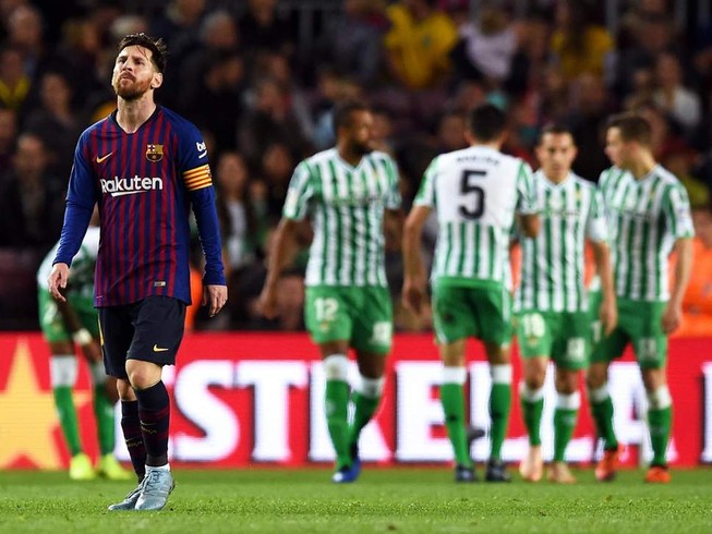 Messi trở lại lập cú đúp, Barcelona vẫn thua cực sốc