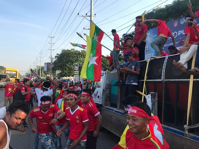 CĐV Myanmar múa hát tưng bừng trước trận gặp Việt Nam