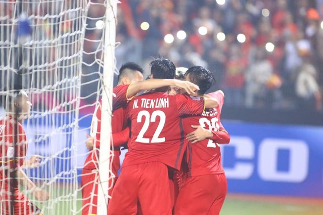 Thắng dễ Campuchia, Việt Nam vào bán kết AFF Cup với ngôi đầu