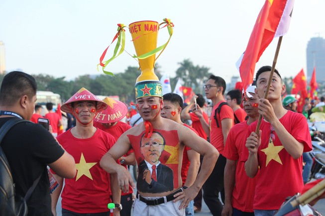 CĐV rợp sắc đỏ, đốt pháo sáng mù mịt trước sân Mỹ Đình