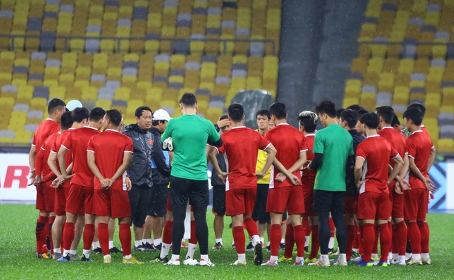 Buổi tập cuối dưới mưa của tuyển Việt Nam trên sân Bukit Jalil