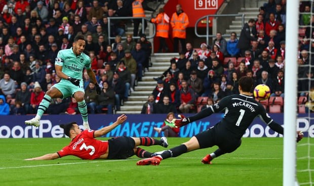 Arsenal đứt mạch bất bại, Southampton thoát nhóm cầm đèn đỏ