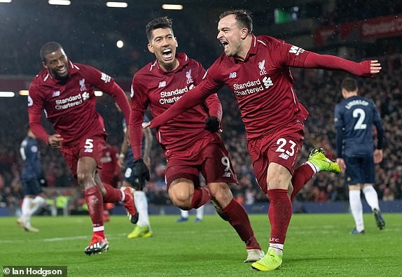 Liverpool đòi lại ngôi đầu, MU chìm trong khủng hoảng