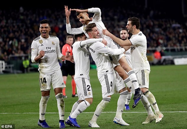 Barcelona thắng dễ, Real Madrid suýt ‘ôm hận’