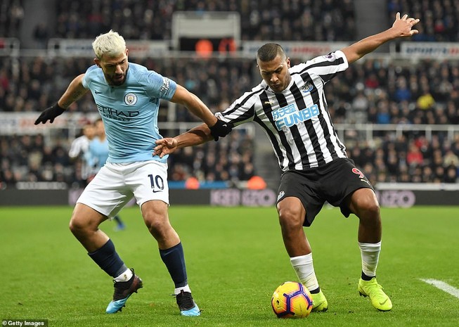 Man City thua ngược Newcastle, Liverpool mừng thầm